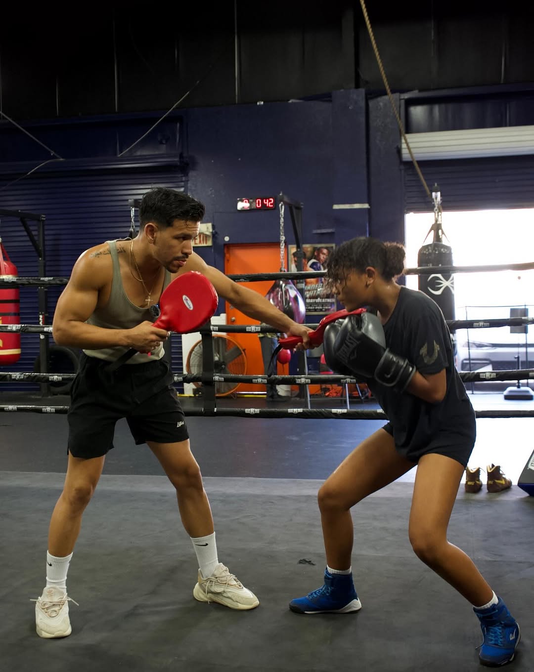 503563868_18468712924077646_2440154544818436375_n Side view boy training at gym<br />